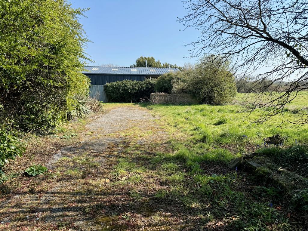 Lot: 141 - FIVE-BEDROOM PERIOD PROPERTY FOR REFURBISHMENT ON SITE WITH POTENTIAL - Land to rear